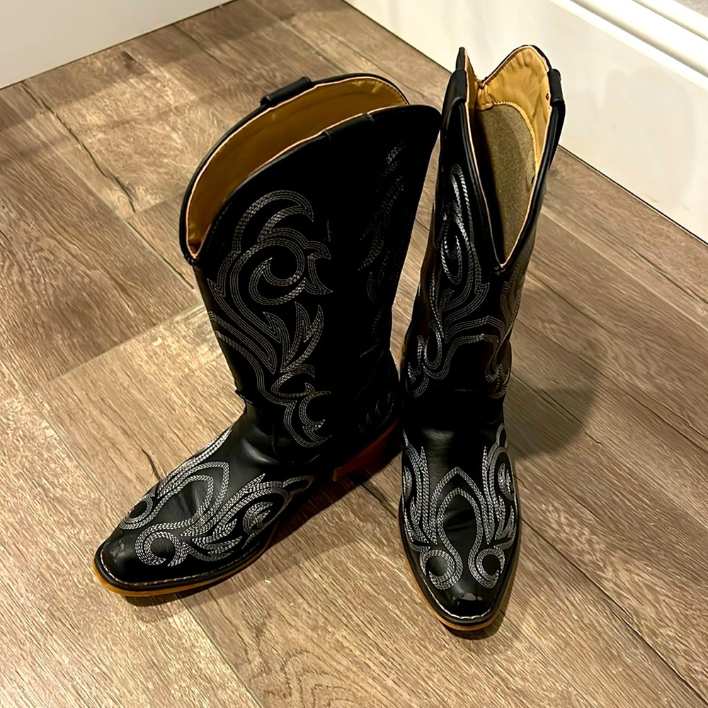 LUV black cowboy boots size 6. Good condition